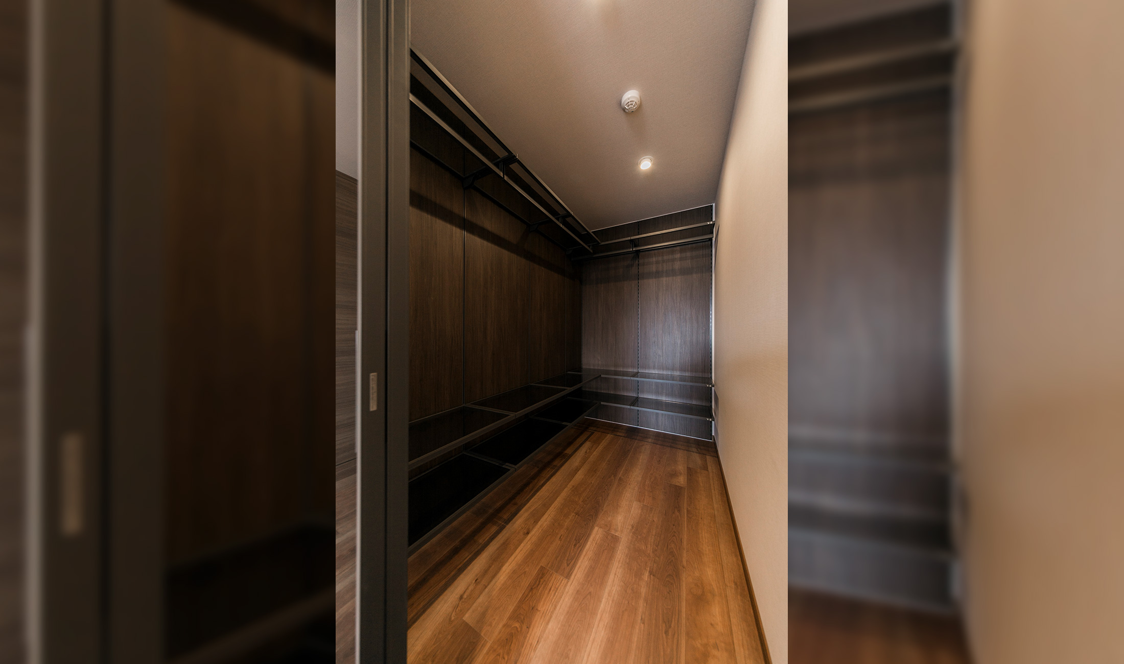 WALK IN CLOSET