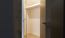 WALK IN CLOSET